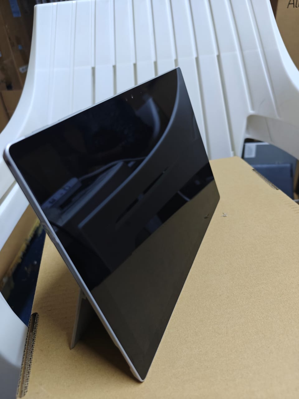 Microsoft surface pro 4 1724  Intel Coi5   6th generation  8gb memory  256gb ssd