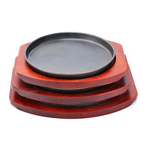Cast iron hot sizzling plate on wooden tray - Image 2