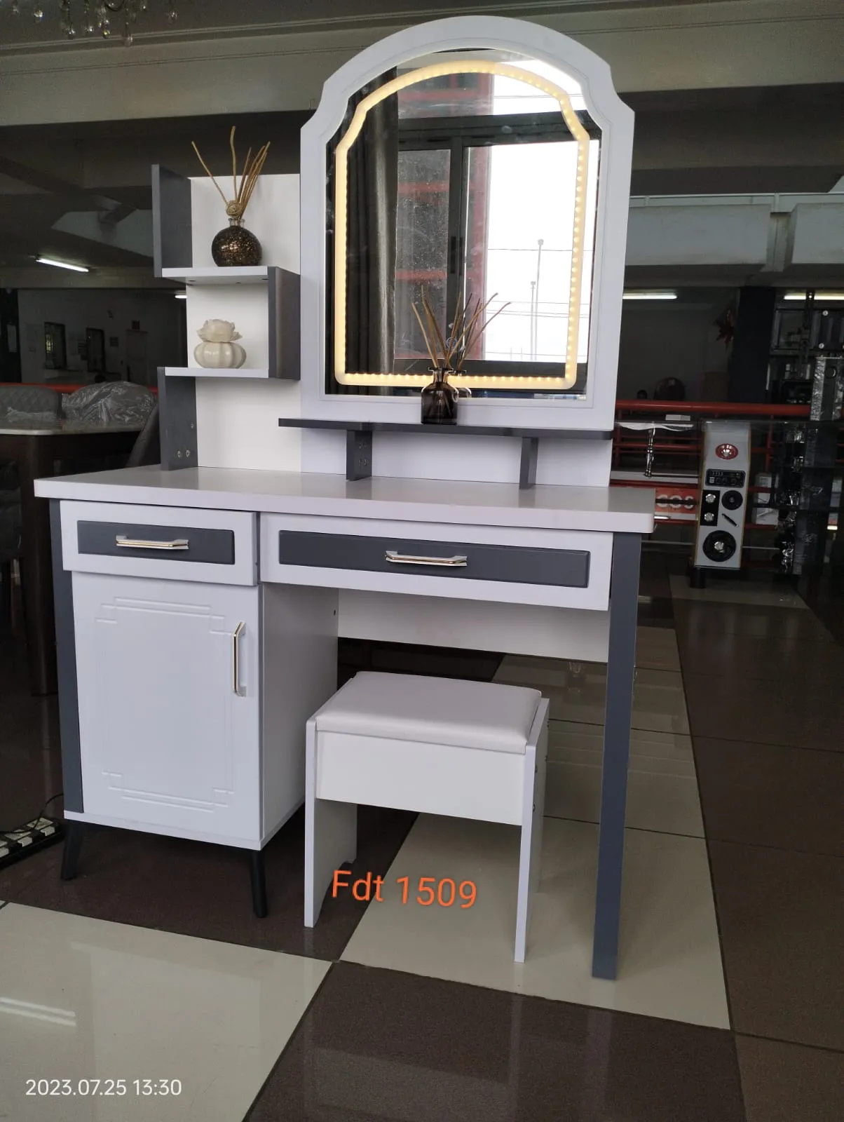 Executive  Big dressing table with sliding mirror