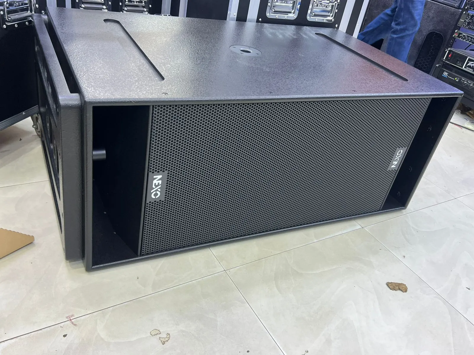 Nexo RS18: Dual 18" Ray Sub Technology.