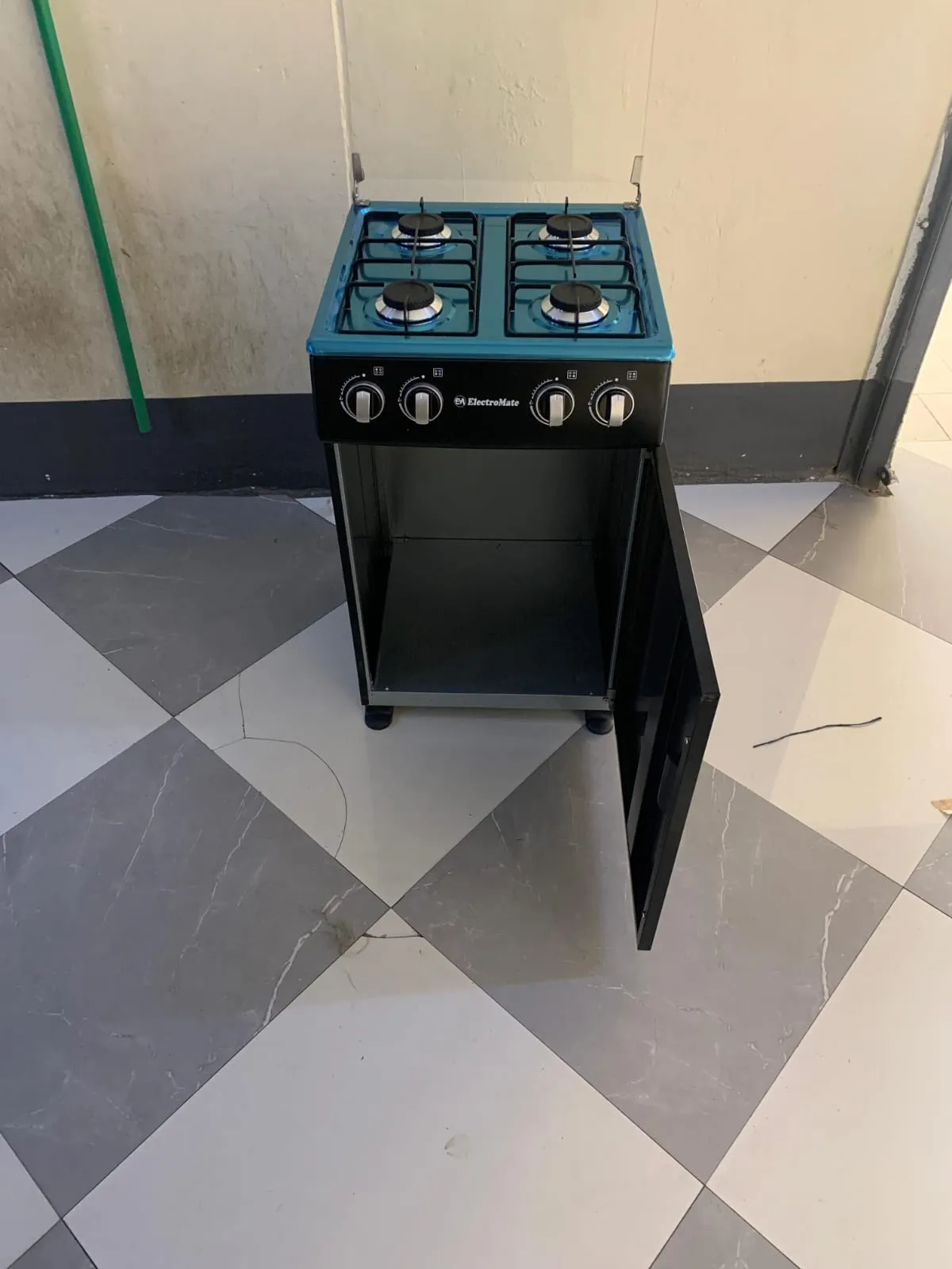4 Burner Full Gas Standing Cooker With Gas Compartment, Glass Lid & Metallic Body - Black
