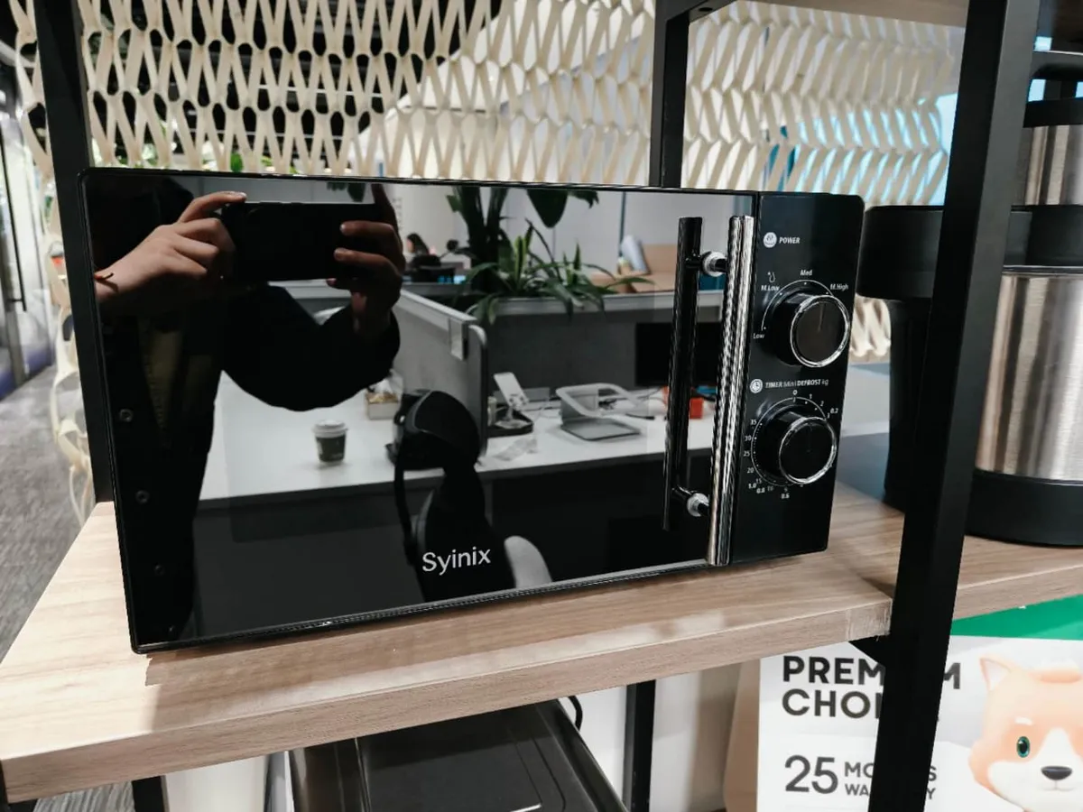 Syinix Black Microwave Oven - Image 2